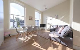 Apartment 1 Isabella House, Aparthotel, By Rentmyhouse